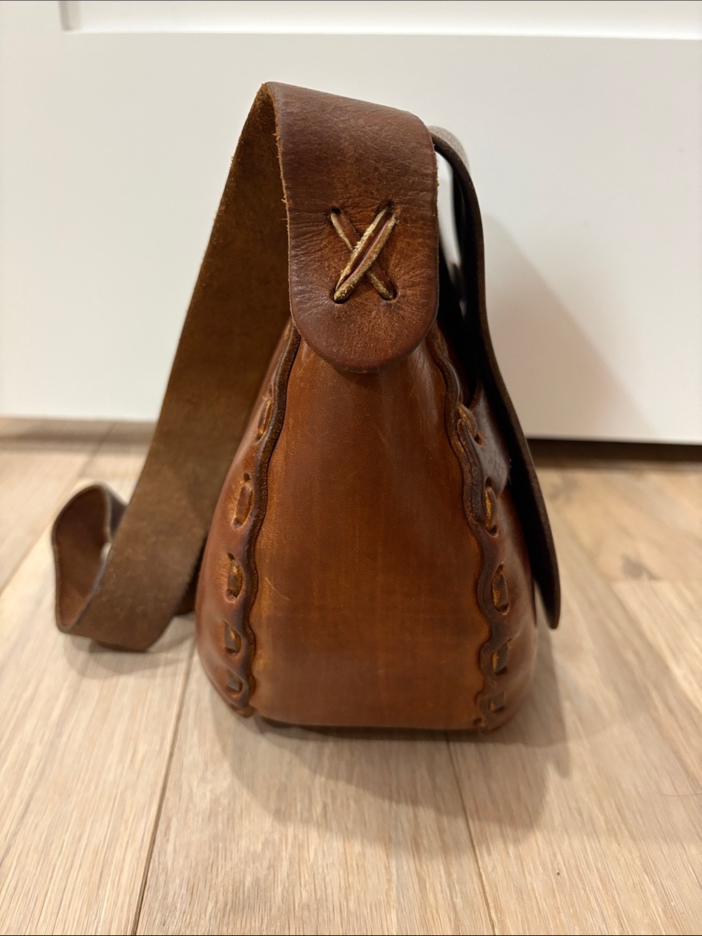 Vintage 70s Hand Tooled Leather Saddle Bag Painted Floral Whipstitch Boho - Picture 4 of 14